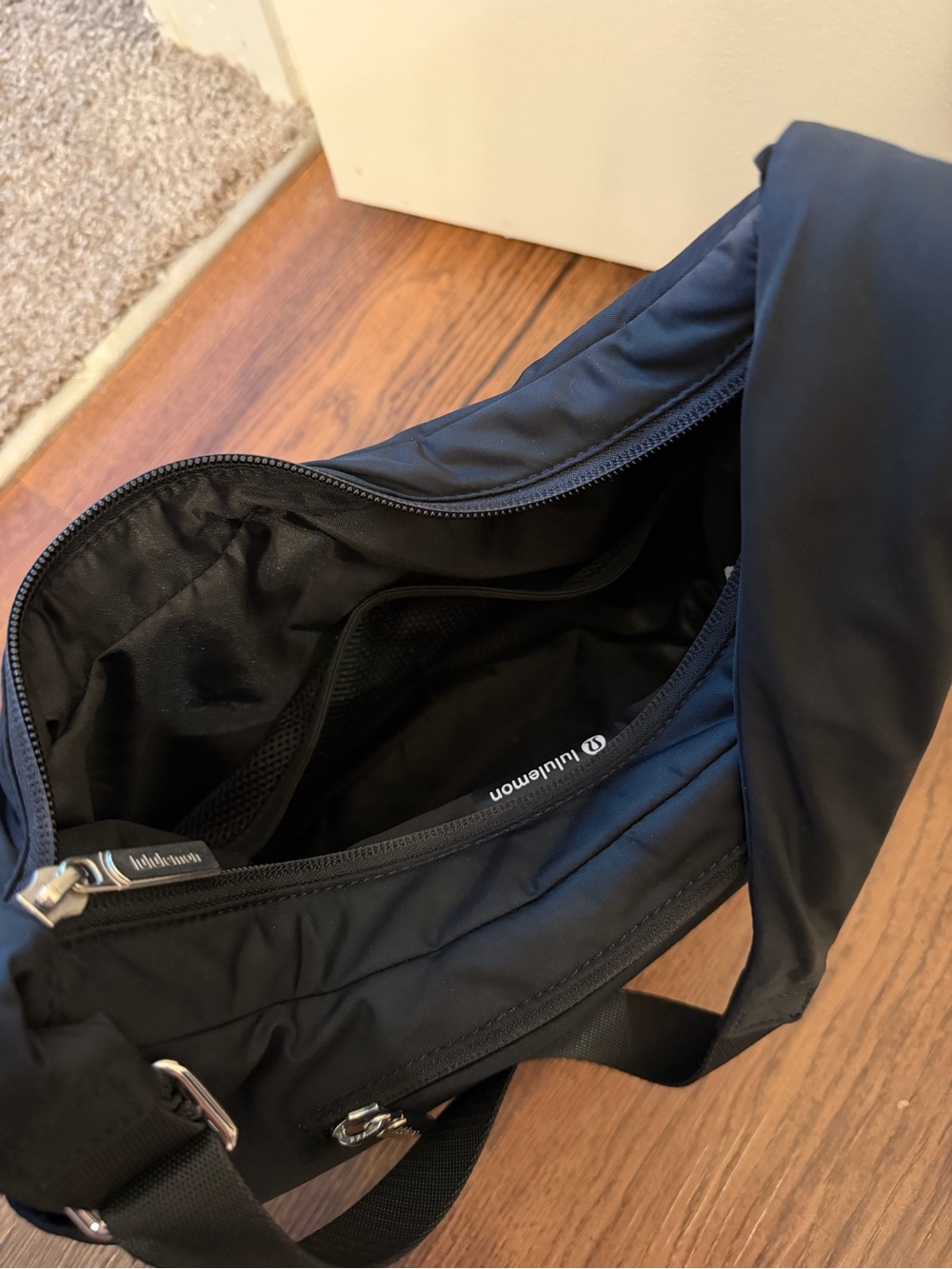 City Essentials Shoulder Bag 4L - Picture 8 of 8